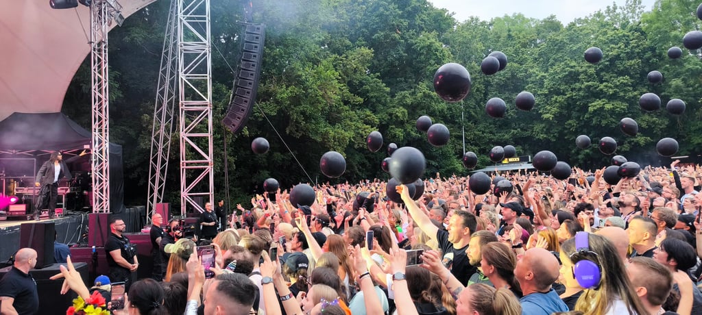 Leto (l.) und der Tanz mit den schwarzen Luftballons