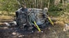 Bei einem Unfall in der Nähe von Meppen wurde der Fahrer getötet. Das Auto fing Feuer, die Feuerwehr verhinderte einen Waldbrand.