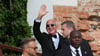 Amazon-Gründer Jeff Bezos winkt Paparazzi zu.