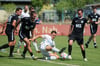 Martijn Kaars verliert den Ball an Benjamin Girke. Im Schillerpark sagen 1.274 Zuschauer das Duell Dessau 05 gegen 1. FC Magdeburg. 