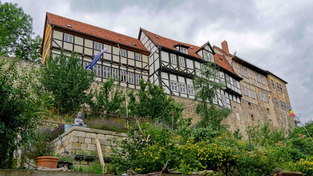 Über den Dächern von Quedlinburg: Der Schlosskrug befindet sich in den Fachwerkhäusern auf dem Stiftsberg.