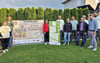 Einige Akteure und Sponsoren des Flohmarktes in diesem Jahr fanden sich im Lorenzschen Feld in Tangermünde zusammen.