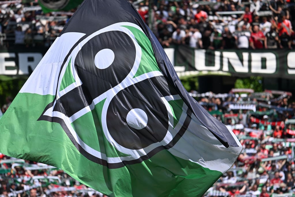 Hannover 96 hat einen neuen Innenverteidiger verpflichtet.