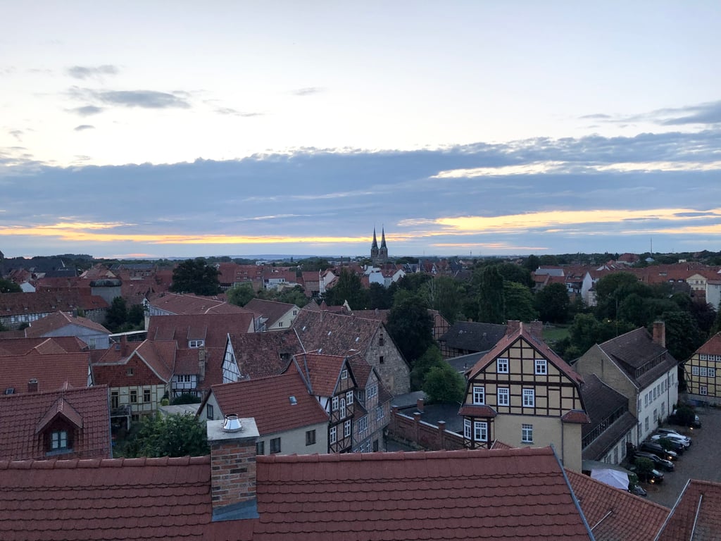 Blick vom Stiftsberg Quedlinburg bei Sonnenaufgang über die Stadt. Auch viele Tagestouristen kommen wegen der Aussicht auf den Berg und besuchen hier dann die Stiftsgärten.