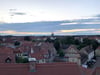 Blick vom Stiftsberg Quedlinburg bei Sonnenaufgang über die Stadt. Auch viele Tagestouristen kommen wegen der Aussicht auf den Berg und besuchen hier dann die Stiftsgärten. 