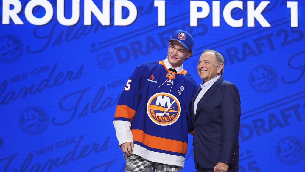 Der an Nummer eins im Draft ausgewählte Matthew Schaefer (l) und NHL-Chef Gary Bettman