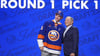 Der an Nummer eins im Draft ausgewählte Matthew Schaefer (l) und NHL-Chef Gary Bettman