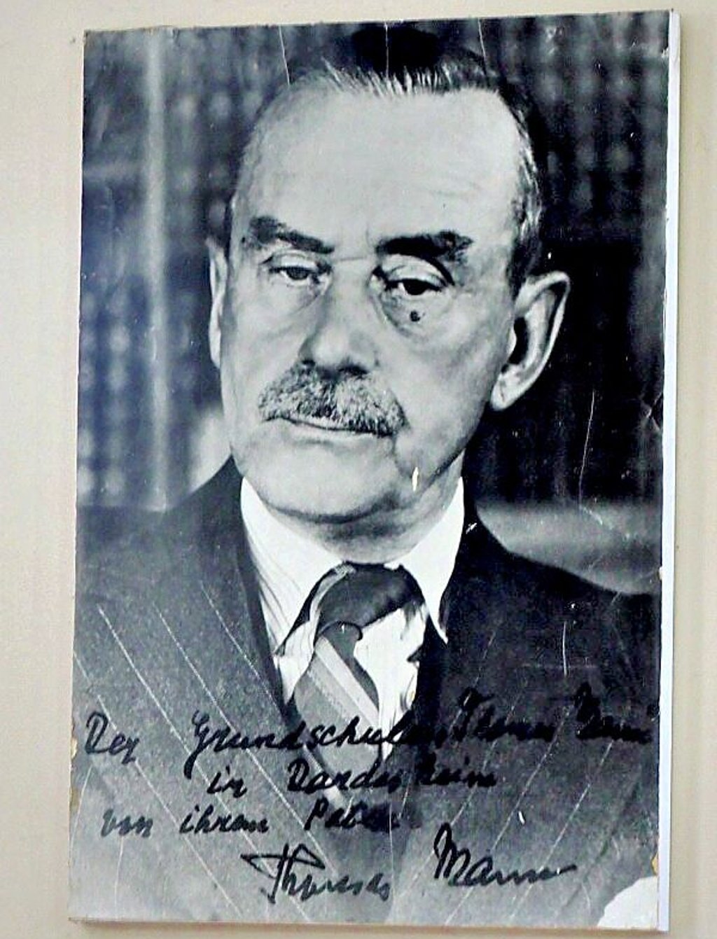 Signiertes Mann-Foto in der Aula.