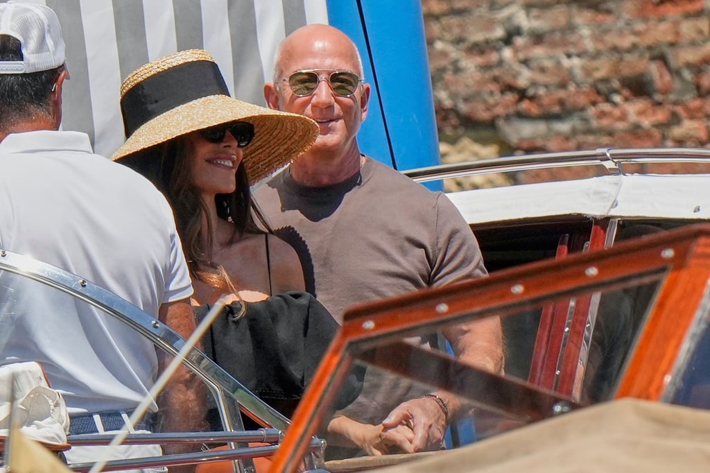 Am Tag nach der Hochzeit lassen sich Jeff Bezos und seine Frau Lauren in „Harry's Bar“ bringen.