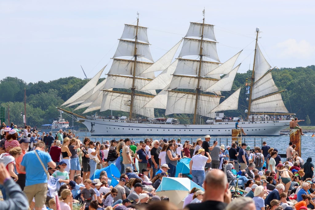 Rund 170.000 Menschen haben die Windjammerparade der Kieler Woche verfolgt.