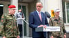 Kanzler Merz warnt vor falschem Sicherheitsgefühl und verlangt mehr Verteidigungsanstrengungen. Begrüßt wurde der CDU-Politiker von Carsten Breuer (l), Generalinspekteur der Bundeswehr, und Alexander Sollfrank (r), Befehlshaber des Führungskommandos.
