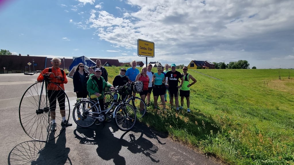 Joyce Hübner wird auf ihrer Deutschlandtour in Sandau herzlich empfangen. Es ist der 25. Marathon von insgesamt 495.