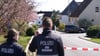Bei den Ermittlungen zu dem Dreifachmord im Westerfald geht die Polizei auch möglichen Lebenszeichen des Tatverdächtigen im Internet nach.