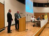  „Throwback Thursday“ im Stadtrat: Steffen Becker (links) und seine Abberufung aus der Funktion des stellvertretenden Ortswehrleiters der Ortsfeuerwehr Löderburg  – samt Ernennung zum zweiten stellvertretenden Stadtwehrleiter der Feuerwehr der Stadt Staßfurt.  Am Pult: Bürgermeister René Zok.