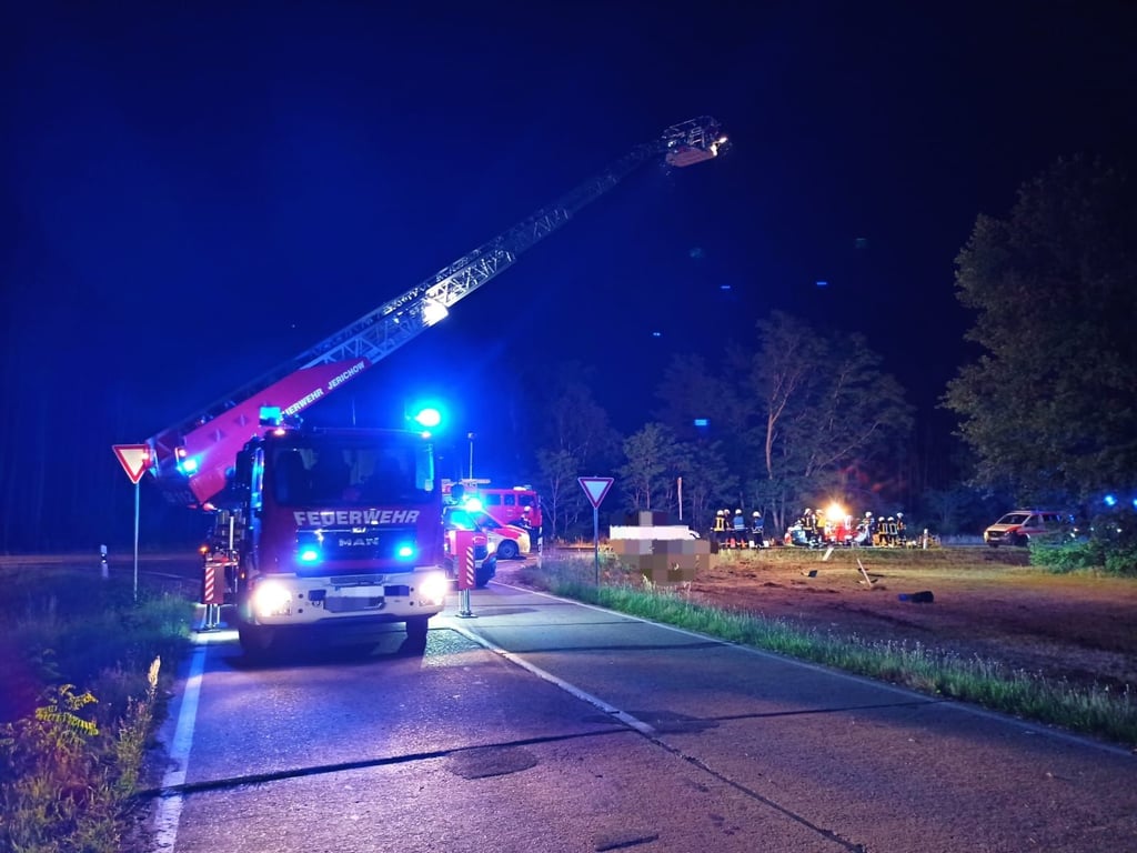 Der Kreuzungsbereich an der B107 ist während der Rettung vollgesperrt.