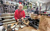 Schuhmachermeister Eckhard Rohr prüft jedes Paar Schuhe sorgfältig, bevor er Hand anlegt.