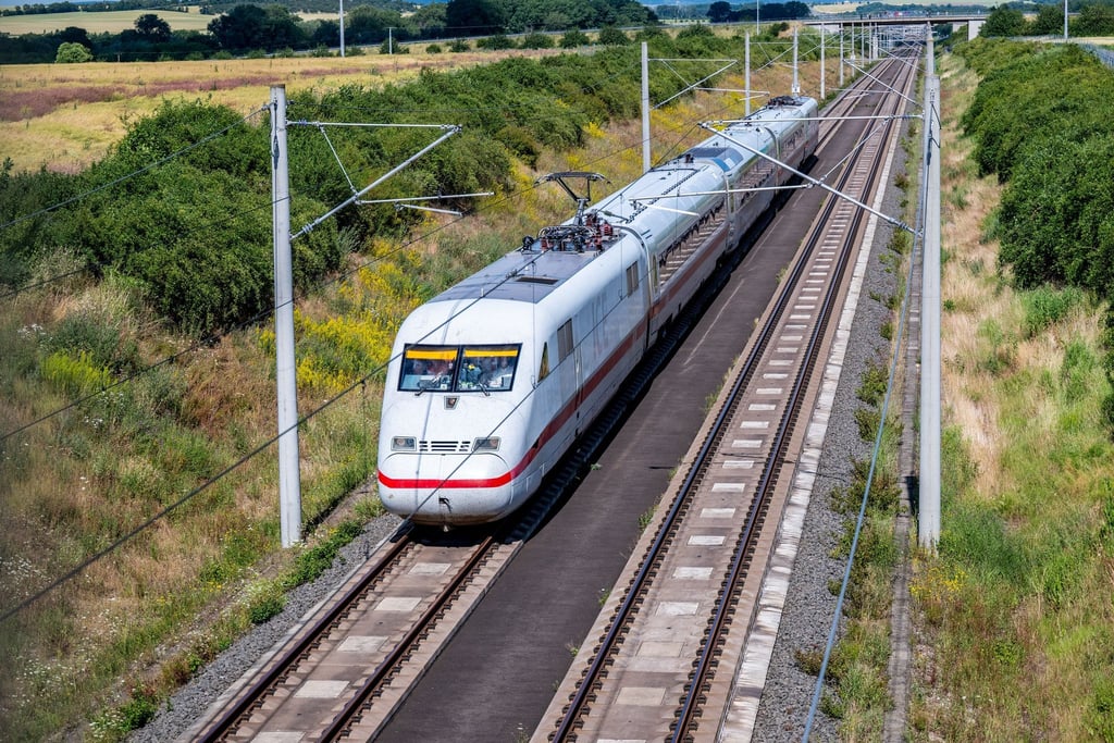 Mit 405 Kilometer pro Stunde rauschte der Hochgeschwindigkeitszug „Velaro Novo“ über die Teststrecke zwischen Leipzig und Erfurt.