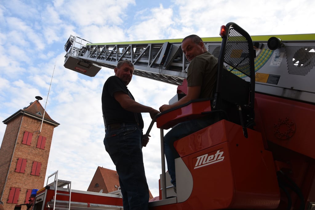 Die Kameraden Ralf Blumreiter und Matthias Lemm (rechts) verschafften sich kürzlich schon einmal einen Überblick am neuen Gebrauchtfahrzeug der Kalbenser Feuerwehr.
