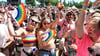 Bunt und gut gelaunt: Die Besucherinnen und Besucher beim „Rainbow Festival“ in Köln.