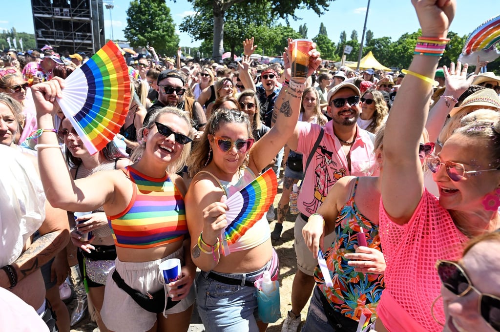 Bunt und gut gelaunt: Die Besucherinnen und Besucher beim „Rainbow Festival“ in Köln.