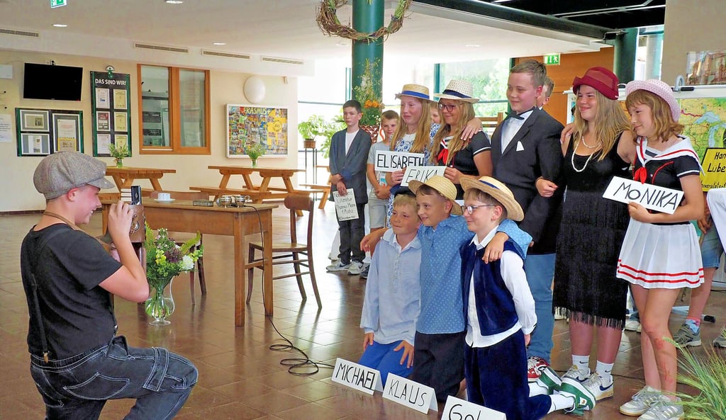 Die Sechstklässler mimten in ihrem Programm die Familie von Thomas Mann mit Ehefrau und den sechs Kindern.