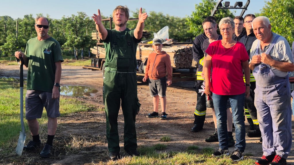 André Stallbaum hat am Samstag, 28. Juni, alle Hände voll damit zu tun, die zahlreiche Helfer zu koordinieren. Der Sturm am 26. Juni hat seine Plantage in Stendal verwüstet.