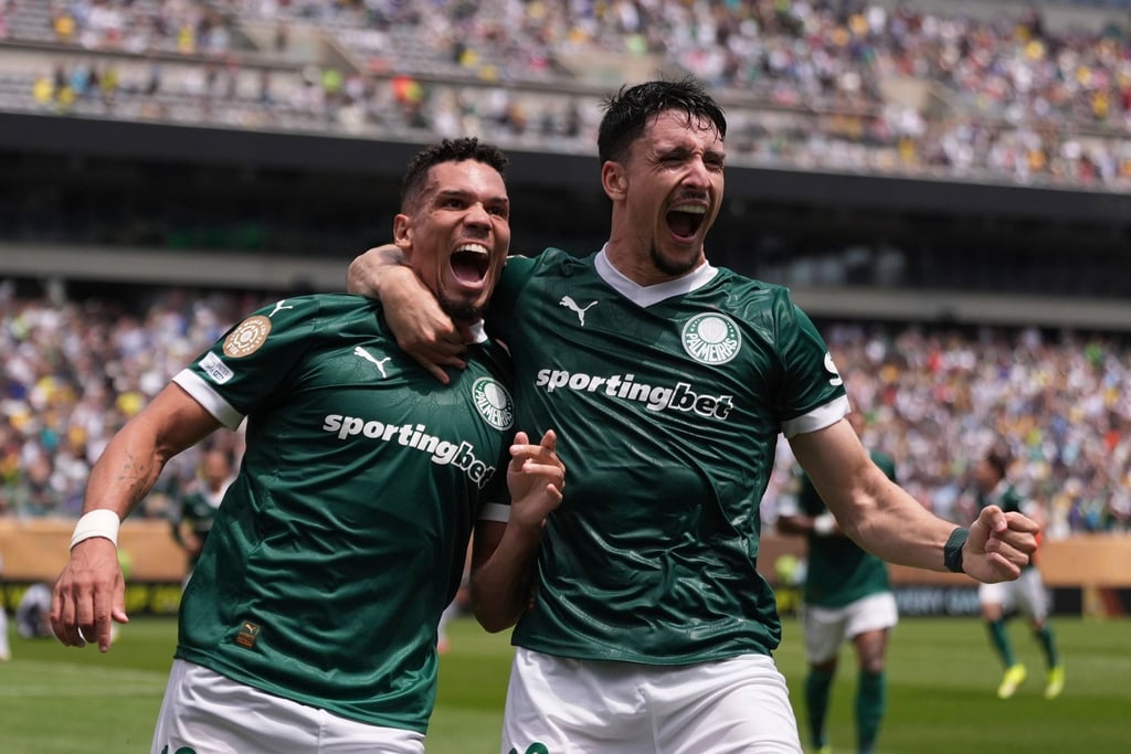 Ex-Bundesliga-Star Paulinho (l) hat getroffen.