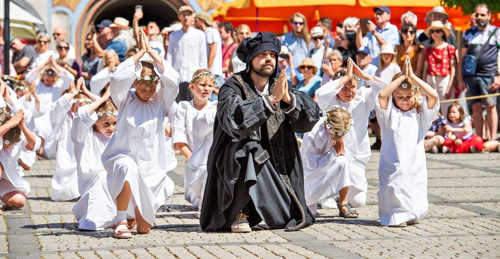 „... und der Lehrer von der Schul’“: Johannes Loth als Lehrer und Mädchen und Jungen der evangelischen Domschule St. Martin gestalten die Prokopszene und den Höhepunkt des Umzugs mit.