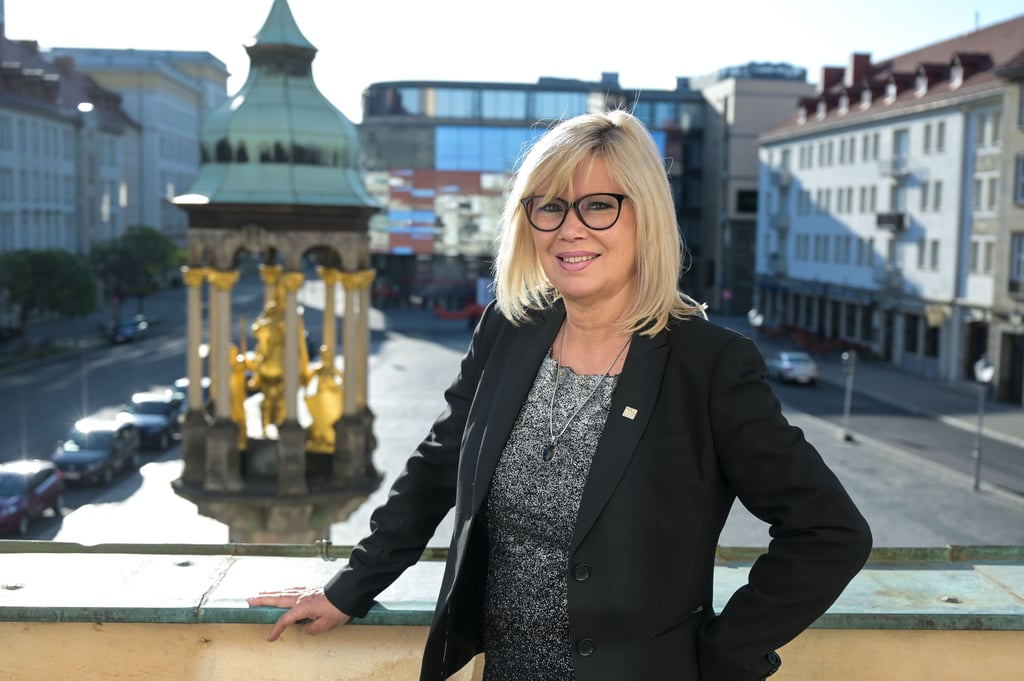 Magdeburgs Oberbürgermeisterin Simone Borris (parteilos) auf dem Balkon des Magdeburger Rathauses.