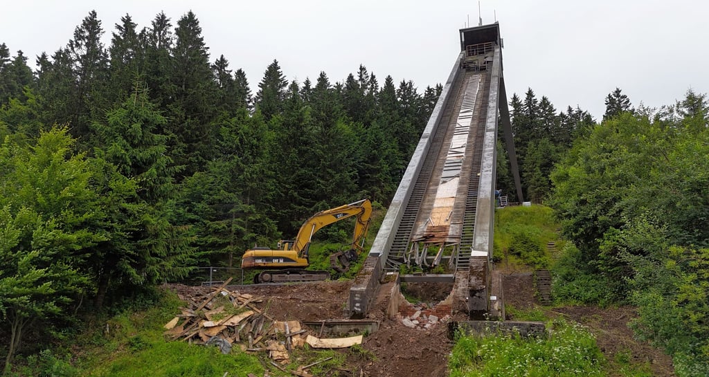 Der fast 60 Jahre alte stählerne Anlaufturm der Inselsbergschanze in Brotterode im Thüringer Wald muss einem Neubau weichen.