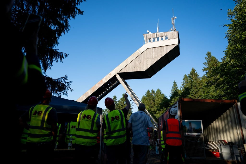 Der Turm der Inselsbergschanze Brotterode fiel wegen technischer Probleme nicht.