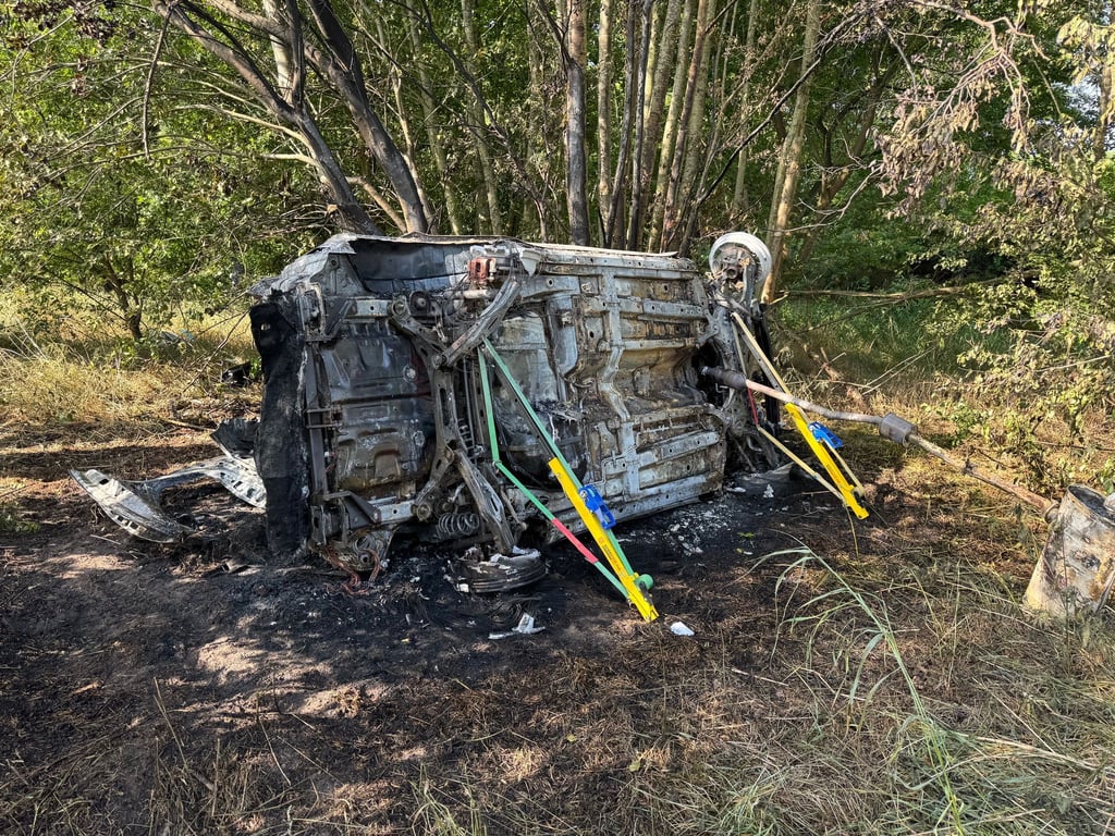 Bei einem Unfall in der Nähe von Meppen wurde der Fahrer getötet. Das Auto fing Feuer, die Feuerwehr verhinderte einen Waldbrand.