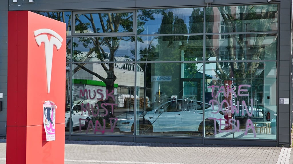 Kritiker von Tesla-Chef Elon Musk haben Farbe auf einen Verkaufsladen von Tesla in Berlin gesprüht.