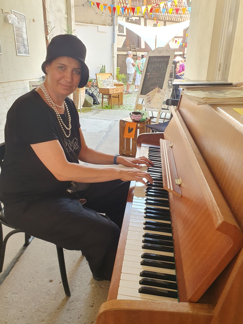 Anne Buch spielt im Durchgang zum Bürgermeisterhof Klavier.