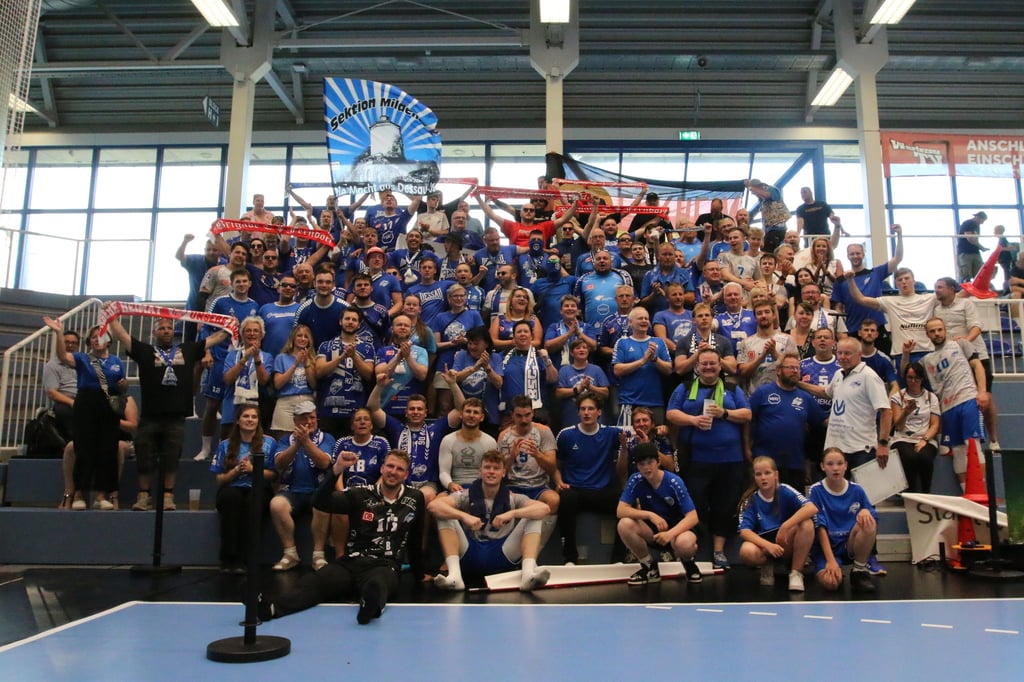 Die Mannschaft, die Fans - ein Team: Der DRHV nach dem Sieg im Wiederholungsspiel in Essen. Es ist geschafft.