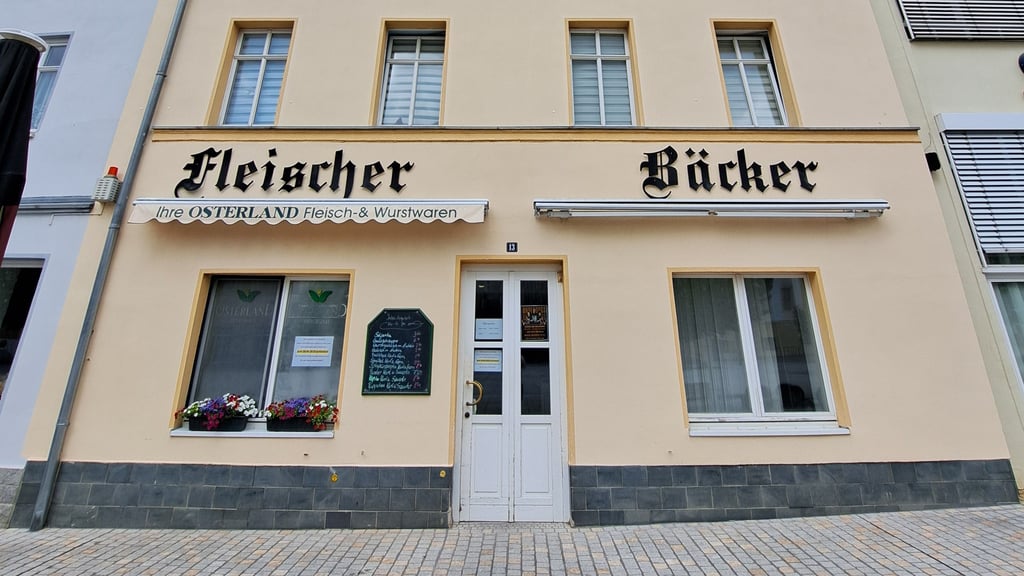 Osterland schließt sein Fleischerfachgeschäft auf dem Marktplatz in Weißenfels Ende Juni 2025.