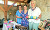 Hausleiterin Renate Beßler, Basarorganisatorin Caroline Brix und die Gleichstellungsbeauftrage Anna Brommund (v.l.) verkauften Kuchen. 