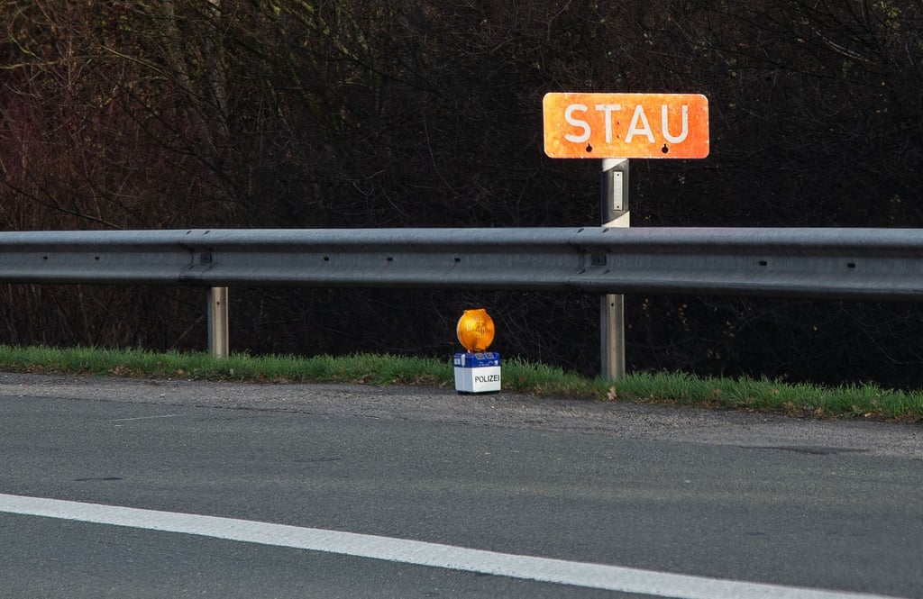 Wegen des umgekippten Tanklasters bei Ziesar ist die A2 weiterhin gesperrt. Die Reinigungsarbeiten gestalten sich schwierig. (Archivbild)
