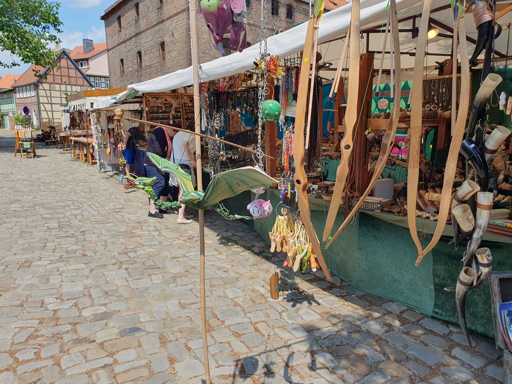 Auf dem Weg zum Rathaus und rund um die Mönchskirche  steht der Mittelaltermarkt.
