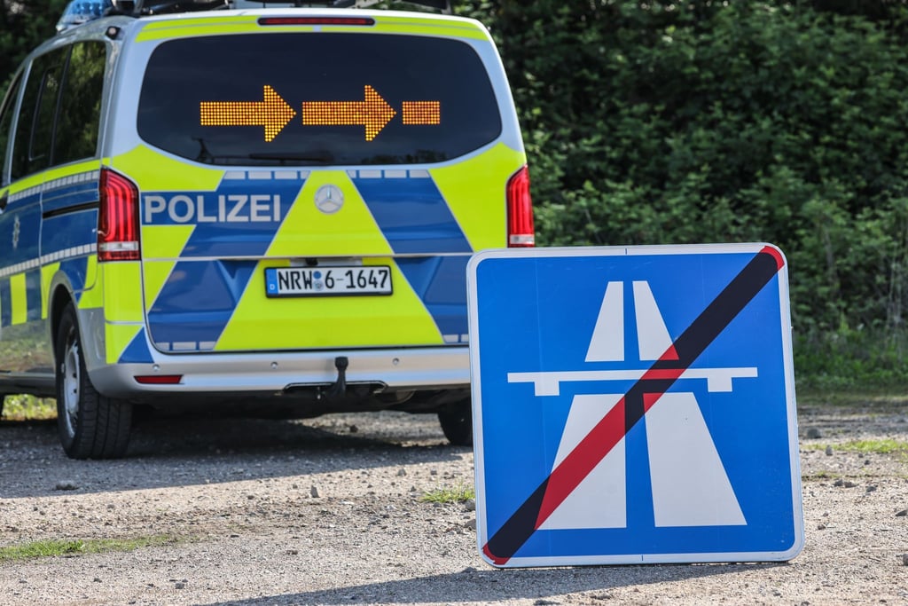 Wegen des umgekippten Tanklasters bei Ziesar ist die A2 weiterhin gesperrt. Die Reinigungsarbeiten gestalten sich schwierig. (Archivbild)