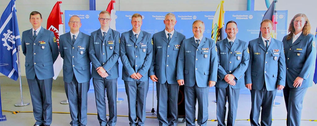 Den Geehrten des THW Stendal (von links): Andreas Wiese (10 Jahre, Helferzeichen Gold), Stefan Ludwig (10 Jahre, Gold), Martin Schulze (20 Jahre, Gold), Marcel Paul (Gold), Ulrich Rebling (30 Jahre, Gold mit Kranz), Nico Lüttge (Gold mit Kranz) und Andreas Levin gratulierten Ortsbeauftragter Norman Gelbke (rechts) und Sandra Theiler-Lang.