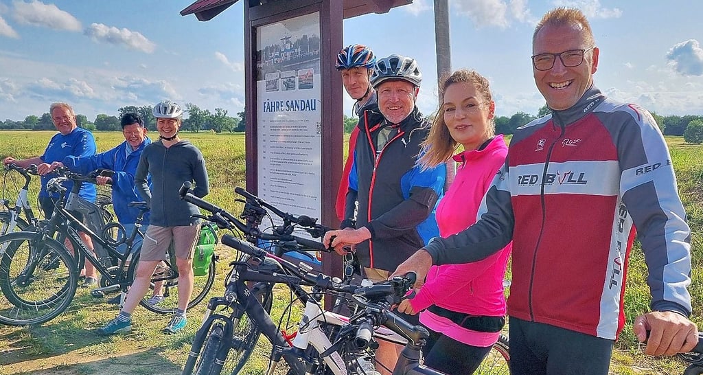 Zum Abschluss des Stadtradelns in Havelberg 2025 haben (von rechts) Tino und Ilka Rosenburg, Ralf Dülfer, Erik Peretzke, Jella Schnirch, Grit Lübeck und Heiko Gielke ein gemeinsame Runde nach Sandau gedreht.