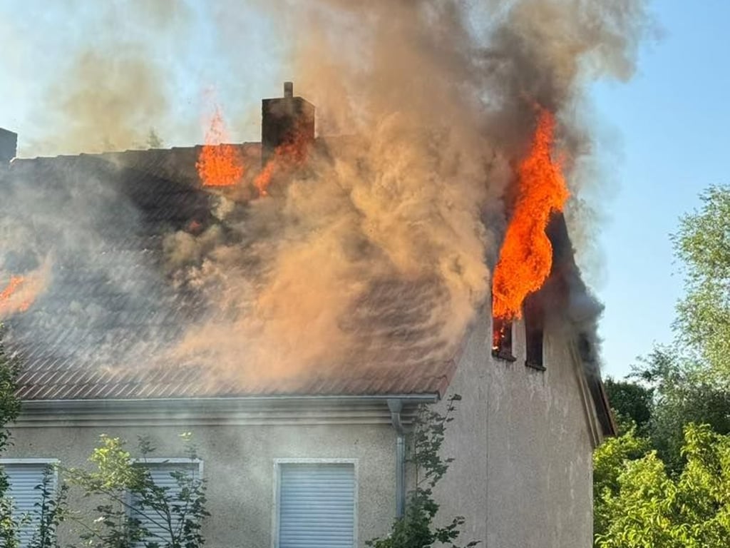 Als die Feuerwehr eintraf, schlugen bereits Flammen aus dem Haus.