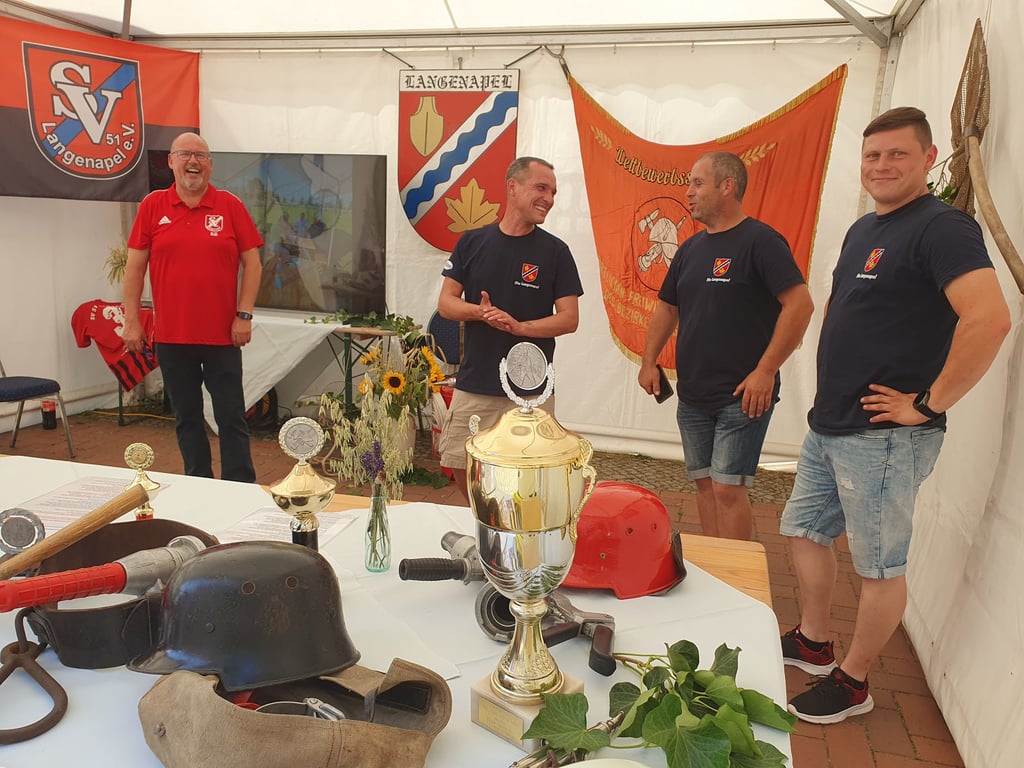  Die Langenapeler zeigen ihr Dorf und dessen Geschichte an der Breiten Straße und im Festumzug.