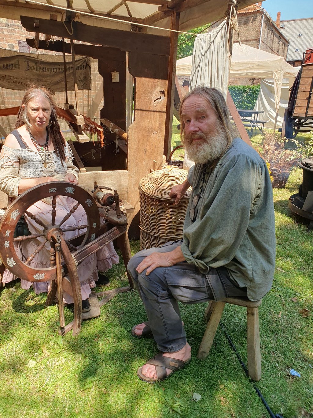 Astrid und Uwe Wittkopp zeigen wie mit Flachs und Schafwolle gesponnen wird und die stoffe anschließend gefärbt werden.