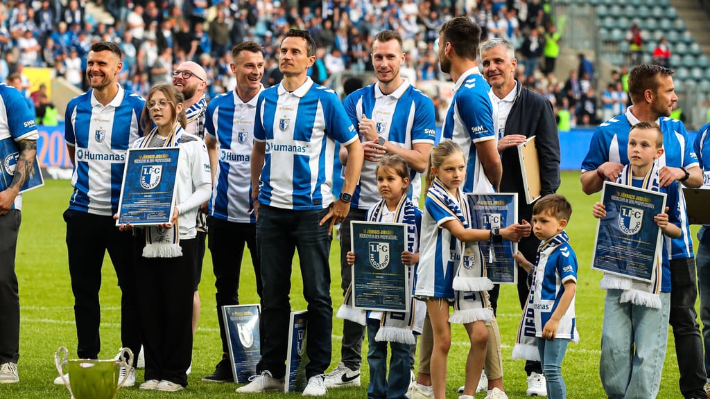 Niklas Brandt (ganz links) im Mai bei den Jubiläumsfeierlichkeiten anlässlich des FCM-Aufstiegs 2015.