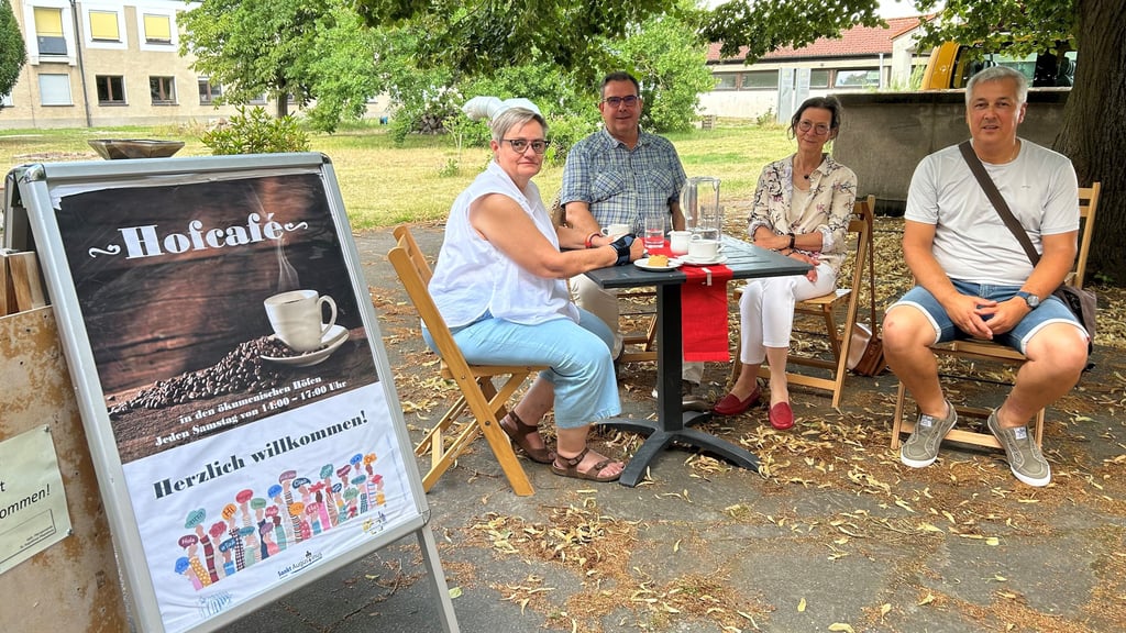 Ein neues Angebot der Kirchgemeinden in Magdeburg: Waltraud Kraft (von links), Benedikt Kraft, Andrea Friedl und Jörg Stowasser gehören zu dem Team, das sich um das Hofcafé kümmert.