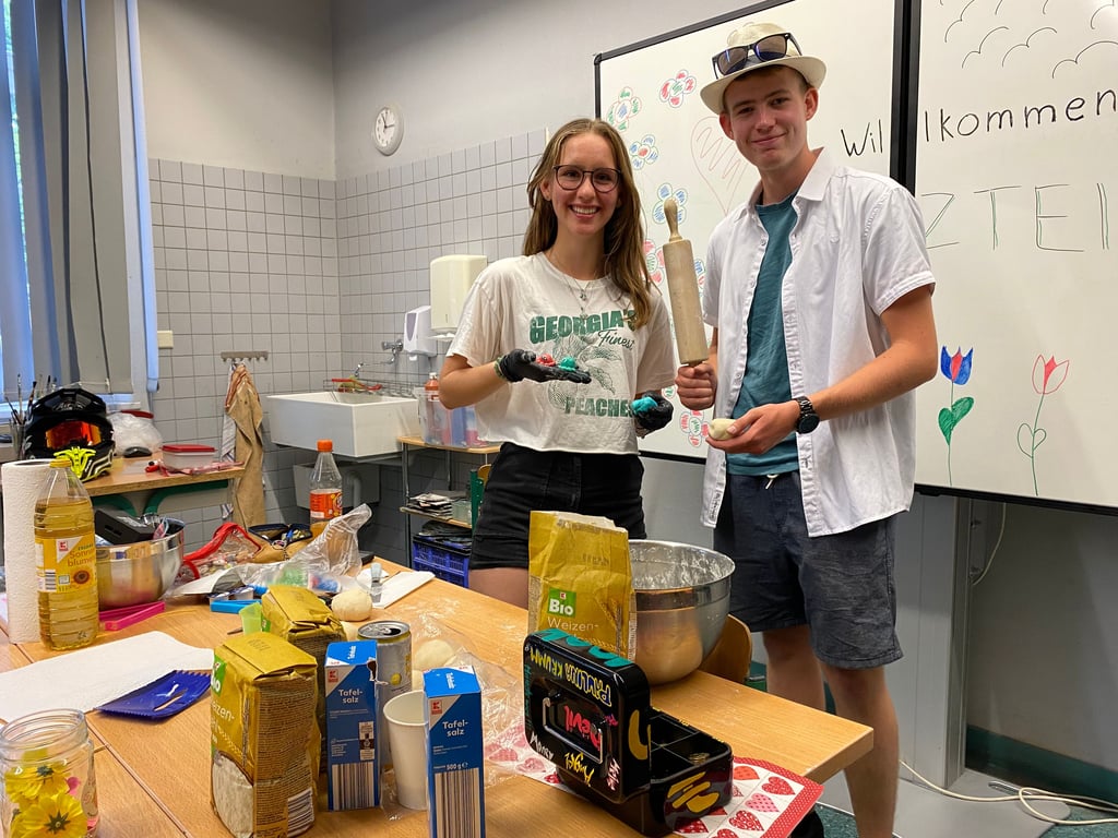 Ein Bastelprojekt mit Salzteig organisierten die Elftklässler Paulina Krumm und Theo Köller (Foto, beide 17).