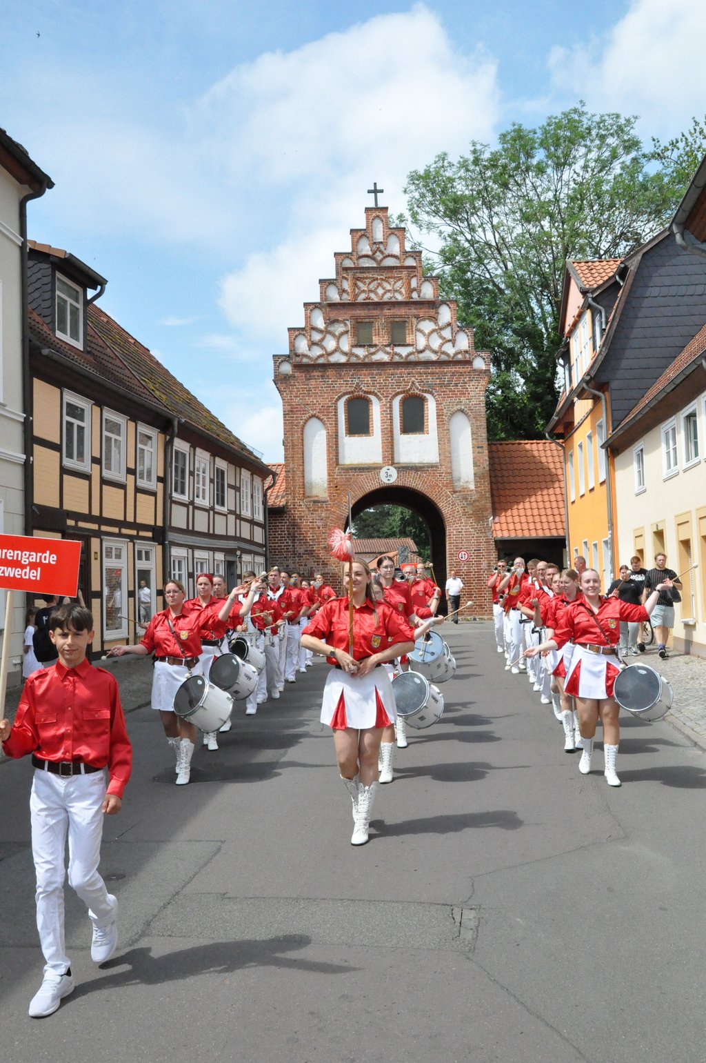 Heimatfest Salzwedel: Die Fanfarengarde führte den Umzug an.