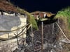 Der Brand griff von einer Hecke auf die das Dach der Gartenlaube über. Die Löscharbeiten zogen sich über mehrere Stunden hin und dauerten  bis in die Nacht.